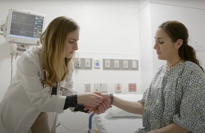 Кодирование Аквилонг в Щербинке Врач держит пациентку за руку