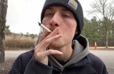 Лечение зависимости от табакокурения в Щербинке Мужчина с сигаретой делает затяжку