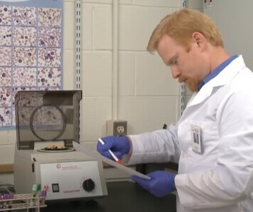 Клиника лечения наркозависимости в Щербинке Врач в кабинете клиники