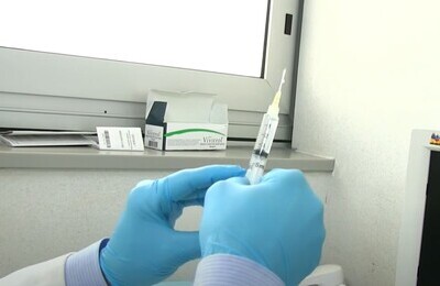 Проведение кодирования Вивитролом в Щербинке Шприц с Вивитролом в руках у врача